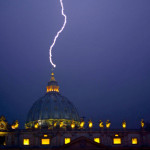 Un-altro-fulmine-su-San-Pietro-Video_imagelarge