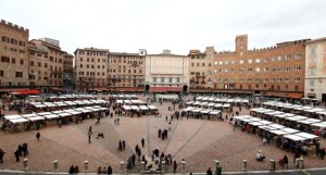 mercato bancarelle in piazza del campo