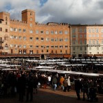 mercato bancarelle in piazza del campo