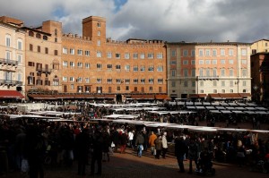 mercato bancarelle in piazza del campo