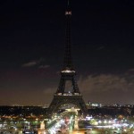 La torre Eiffel spenta in segno di cordoglio