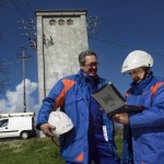 ARCHIVIO FOTOGRAFICO INTERNAZIONALE ENELENEL INTERNATIONAL PHOTOGRAPHIC ARCHIVERieti (Italia), marzo 2007:Tecnici presso la Cabina Secondaria di distribuzione di Campigliano con il nuovo notebook per il controllo telematico della rete di distribuzione